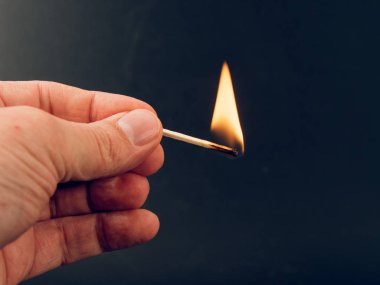 siyah arka plan üzerine elinde yanan kükürt büyükbaş