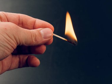 siyah arka plan üzerine elinde yanan kükürt büyükbaş