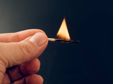 siyah arka plan üzerine elinde yanan kükürt büyükbaş