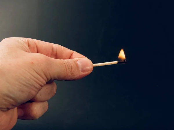 Brennende Schwefelrinder Der Hand Auf Schwarzem Hintergrund — Stockfoto