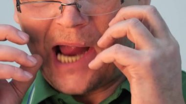 büyük ağız dudaklar. adam yeme patates kızartması.