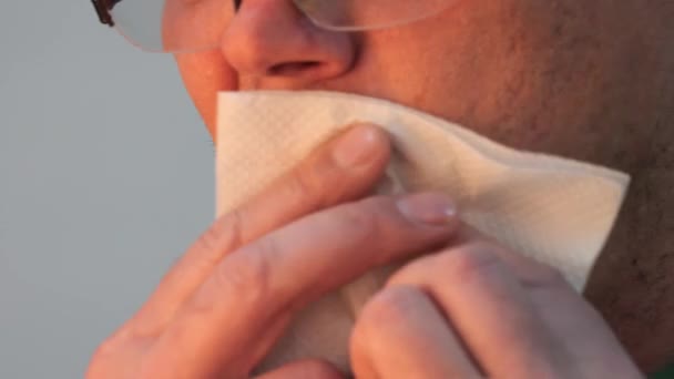 Bouche Lèvres Homme Essuie Bouche Avec Une Serviette Papier — Video