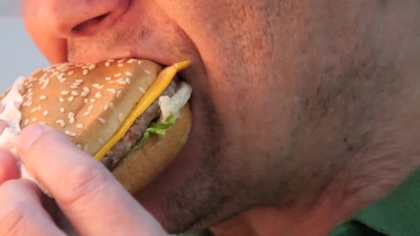 Στόμα Χείλη Άνθρωπος Τρώει Ένα Νόστιμο Χάμπουργκερ — Αρχείο Βίντεο