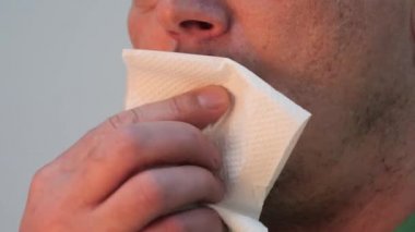 ağız dudaklar adam ağzını kağıt peçete ile mendil