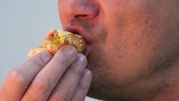 Usta Usta Mężczyzna Jedzenie Smaczne Hamburger — Wideo stockowe