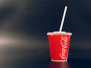 Gomel, Belarus - 5 Şubat 2019: Coca Cola İçecek karanlık bir arka plan üzerinde kırmızı kağıt bardak