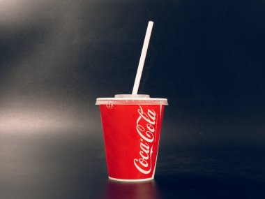 Gomel, Belarus - 5 Şubat 2019: Coca Cola İçecek karanlık bir arka plan üzerinde kırmızı kağıt bardak