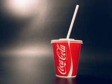 Gomel, Belarus - 5 Şubat 2019: Coca Cola İçecek karanlık bir arka plan üzerinde kırmızı kağıt bardak