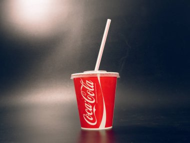 Gomel, Belarus - 5 Şubat 2019: Coca Cola İçecek karanlık bir arka plan üzerinde kırmızı kağıt bardak