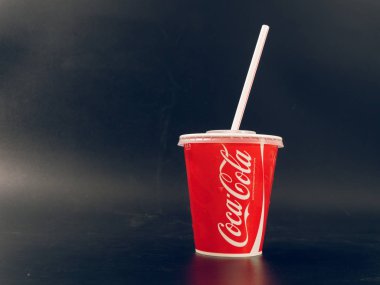 Gomel, Belarus - 5 Şubat 2019: Coca Cola İçecek karanlık bir arka plan üzerinde kırmızı kağıt bardak