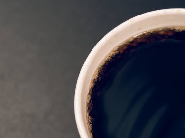 karanlık bir arka plan üzerinde kırmızı kağıt bardak içki