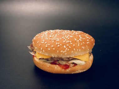 Lokanta. karanlık bir arka plan üzerinde lezzetli hamburger