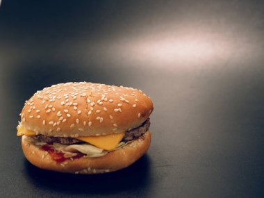 Lokanta. karanlık bir arka plan üzerinde lezzetli hamburger
