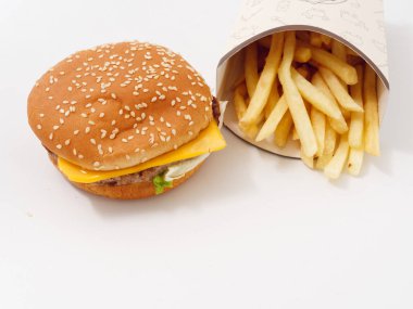 Lokanta patates hamburger beyaz arka plan üzerinde