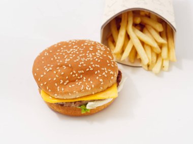 Lokanta patates hamburger beyaz arka plan üzerinde