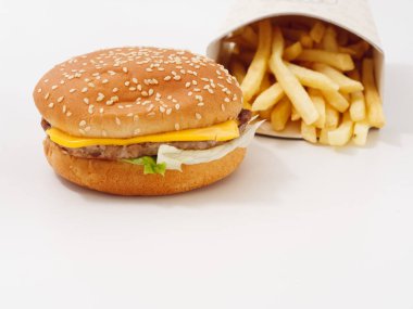 Lokanta patates hamburger beyaz arka plan üzerinde