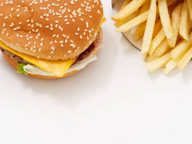Lokanta patates hamburger beyaz arka plan üzerinde