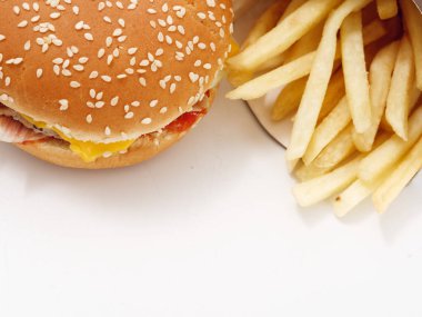 Lokanta patates hamburger beyaz arka plan üzerinde