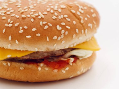 Beyaz arka plan üzerinde izole basit burger