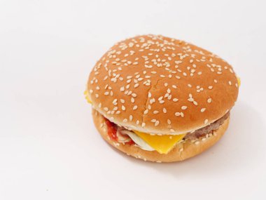 Beyaz arka plan üzerinde izole basit burger