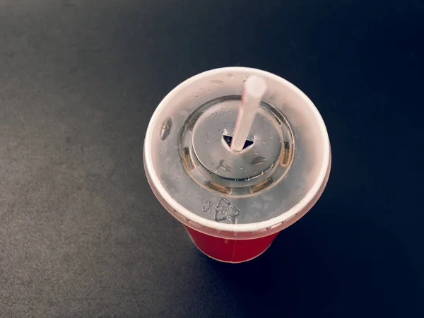 Beber Uma Xícara Papel Vermelho Fundo Escuro — Fotografia de Stock