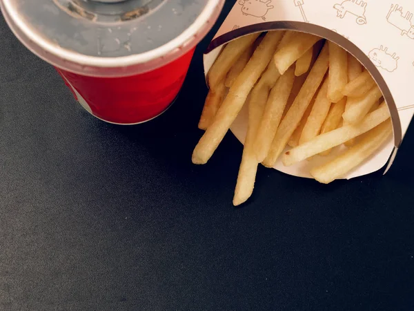 Içki Patates Kızartması Karanlık Bir Arka Plan Üzerinde Burger — Stok fotoğraf