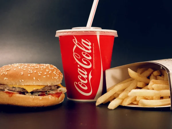 Gomel Białoruś Lutego 2019 Napój Coca Cola Frytki Burger Ciemnym — Zdjęcie stockowe