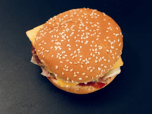 Fast Food Smaczny Hamburger Ciemnym Tle — Zdjęcie stockowe