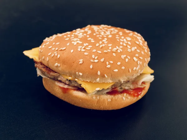 Fast Food Smaczny Hamburger Ciemnym Tle — Zdjęcie stockowe