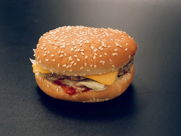 Fast Food Smaczny Hamburger Ciemnym Tle — Zdjęcie stockowe