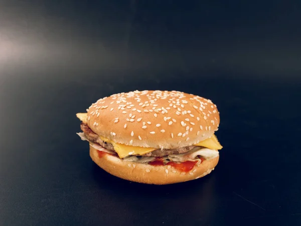 Fast Food Smaczny Hamburger Ciemnym Tle — Zdjęcie stockowe