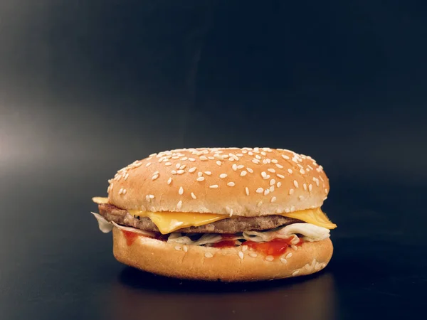 Fast Food Smaczny Hamburger Ciemnym Tle — Zdjęcie stockowe