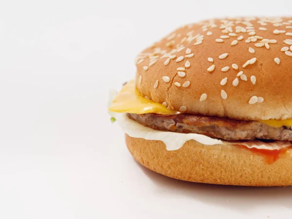 Prosty Burger Białym Tle — Zdjęcie stockowe