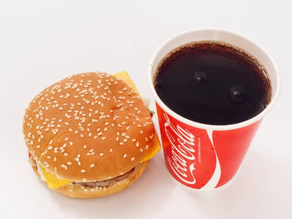 Gomel Białoruś Lutego 2019 Napój Coca Cola Burger Białym Tle — Zdjęcie stockowe