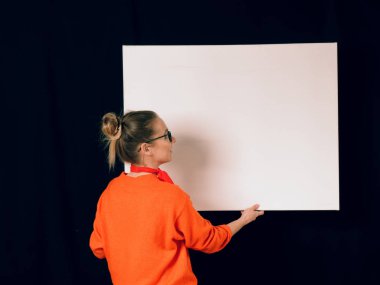 güzel moda kız kırmızı siyah bir zemin üzerine beyaz bir posteri ile