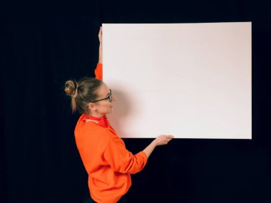 güzel moda kız kırmızı siyah bir zemin üzerine beyaz bir posteri ile