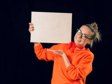güzel moda kız kırmızı siyah bir zemin üzerine beyaz bir posteri ile