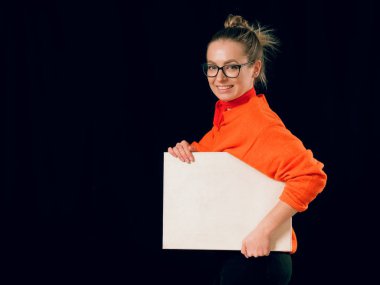 güzel moda kız kırmızı siyah bir zemin üzerine beyaz bir posteri ile