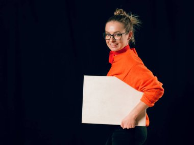 güzel moda kız kırmızı siyah bir zemin üzerine beyaz bir posteri ile