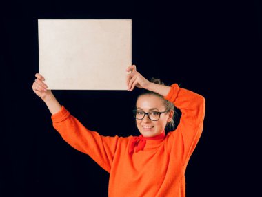 güzel moda kız kırmızı siyah bir zemin üzerine beyaz bir posteri ile