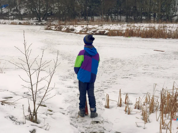 Έφηβο Χειμώνα Πηγαίνει Στον Πάγο Της Λίμνης Κίνδυνος — Φωτογραφία Αρχείου