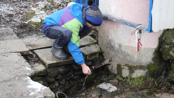 Gomel Elaro Adolescente Beve Acqua Una Primavera Santa Inverno — Video Stock