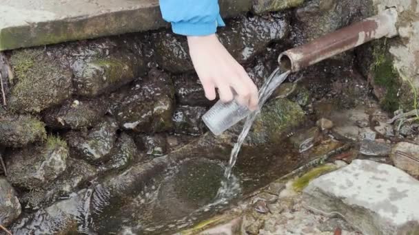 Adolescente Caminha Longo Uma Lagoa Congelada Inverno — Vídeo de Stock