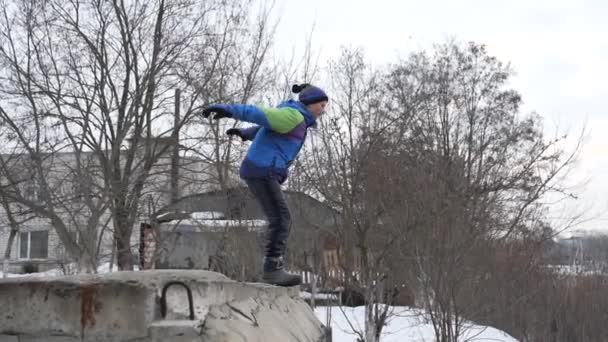 Adolescente Salta Uma Altura Inverno — Vídeo de Stock