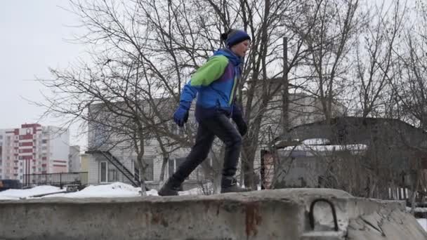 Teenager Springt Winter Aus Großer Höhe — Stockvideo