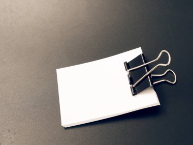 Yansıma ve cilt, ataş siyah zemin üzerine boş kartvizit