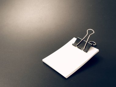 Yansıma ve cilt, ataş siyah zemin üzerine boş kartvizit