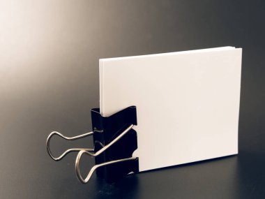 Yansıma ve cilt, ataş siyah zemin üzerine boş kartvizit