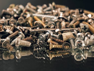 Fındık çiftleşme bir cıvata ile birlikte birden fazla bölümü birlikte tutturmak için kullanılır,