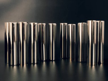 siyah ve beyaz olarak çelik borular